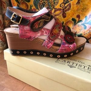 L'ARTISTE Floral Leather Wedge Sandal Size 8.5**